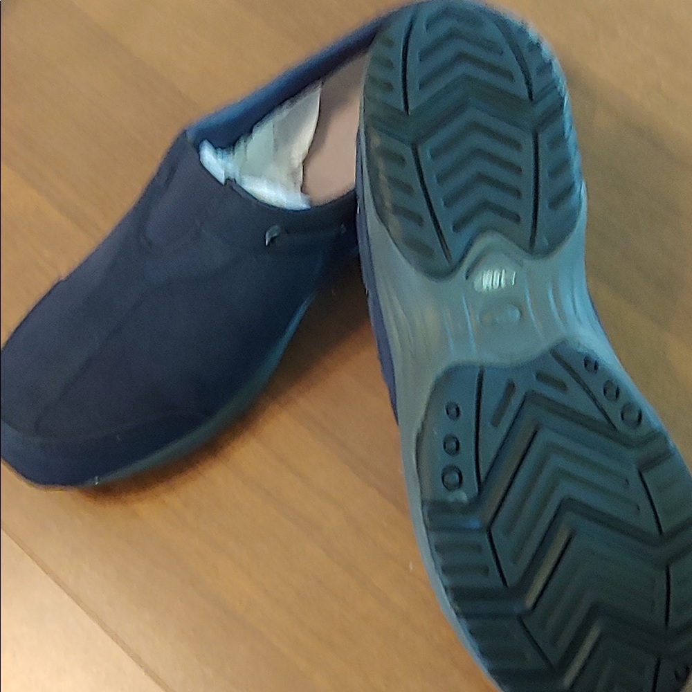 Tennis shoes
